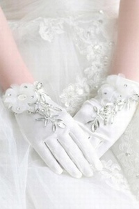 Passionnant avec crystal white satin chic | gants de mariée modernes