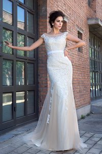 Robe de mariée longue avec manche courte decoration en fleur avec zip de traîne courte