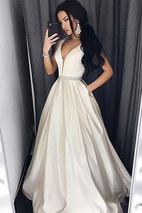 Robe de soirée en satin de princesse avec perle parfait naturel