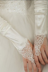 Charme taffetas de luxe avec des gants crystal white mariée