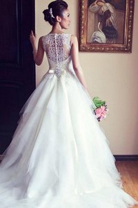 Robe de mariée fantastique encolure ronde avec ruban avec perle manche nulle