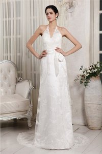 Robe de mariée longue de fourreau avec décoration dentelle v encolure fermeutre eclair