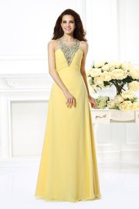 Robe de bal longue v encolure avec perle longueur au niveau de sol avec chiffon