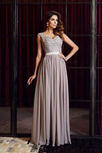 Robe de bal longue avec chiffon grandes bretelles de princesse longueur au ras du sol