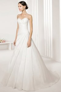 Robe de mariée longue en salle en satin de traîne courte avec sans manches