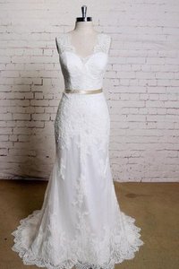 Robe de mariée simple modeste impressioé avec bouton maillot