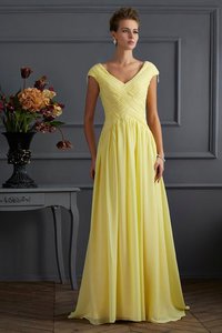 Robe de bal de traîne courte avec perle de col en v avec chiffon a-ligne