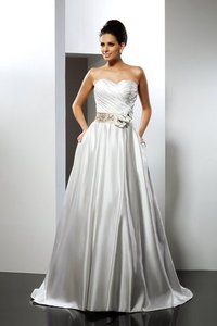 Robe de mariée longue avec fleurs de traîne moyenne en satin avec ruban