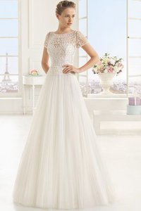 Robe de mariée simple avec bouton de traîne courte en tulle avec manche courte