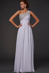 Robe de soirée longue avec perle d'épaule asymétrique en chiffon de fourreau