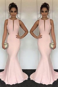 Robe de soirée au niveau de cou en satin brillant ruché naturel