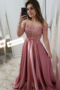 Robe de soirée frappant d'epaule ajourée appliques en satin de traîne courte