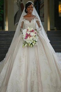 Robe de mariée appliques de traîne courte junoesque avec manche longue naturel