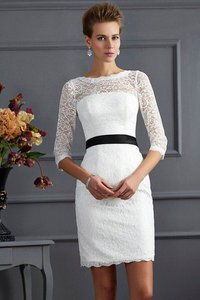 Robe mère de mariée courte de fourreau avec zip ceinture avec décoration dentelle