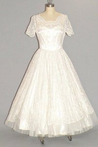 Robe de mariée au niveau de cou avec manche courte avec zip bucolique avec broderie