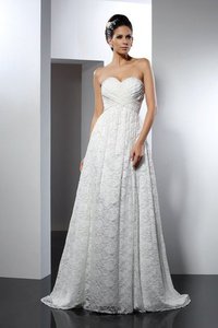 Robe de mariée longue avec sans manches col en forme de cœur ligne a de traîne courte