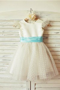 Robe de cortège enfant naturel au niveau de cou avec fleurs arrivée au mollet avec zip