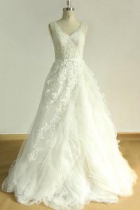 Robe de mariée intemporel romantique col en v foncé textile en tulle de traîne courte
