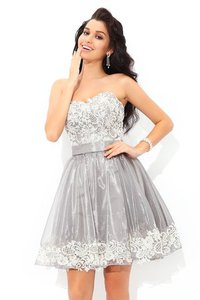 Robe de cocktail courte de col en cœur de princesse en tulle avec décoration dentelle