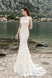 Robe de mariée facile manche nulle col en bateau a plage au niveau de cou