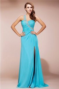 Robe de bal d'épaule asymétrique gaine avec perle en chiffon manche nulle