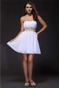 Robe de cocktail bref ligne a avec perle manche nulle de bustier