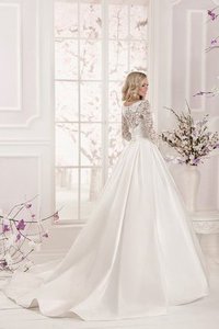 Robe de mariée modeste vintage romantique avec manche longue avec décoration dentelle