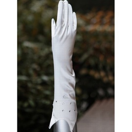 Mariée avec crystal white chic | gants de mariée modernes voyant