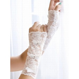 Excellent avec l'application de pointe blancs élégants | gants de mariée modestes