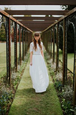 Robe de mariée elégant col en bateau avec manche courte avec perle au bord de la mer