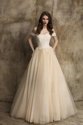 Robe de mariée delicat romantique en dentelle epaule nue en tulle