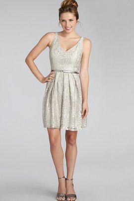 Robe de graduation courte avec décoration dentelle manche nulle v encolure