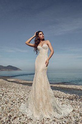 Robe de mariée en dentelle au bord de la mer de traîne courte jusqu'au sol en forme