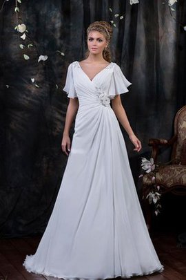 Robe de mariée delicat ruché a plage avec fleurs au drapée