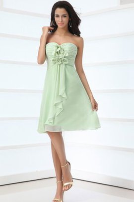 Robe de cocktail avec fleurs de col en cœur en chiffon ruché de longueur à genou