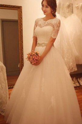 Robe de mariée bucolique ligne a avec manche 1/2 avec décoration dentelle en salle