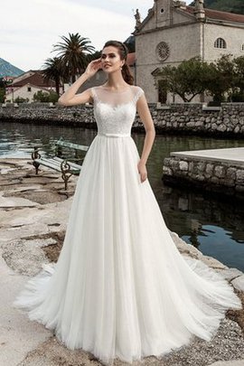 Robe de mariée romantique sage en dentelle longueur au ras du sol textile en tulle