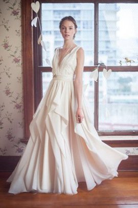 Robe de mariée simple avec ruban avec décoration dentelle sans dos au bord de la mer