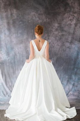 Robe de mariée plissage longueur au ras du sol de traîne mi-longue ruché v encolure