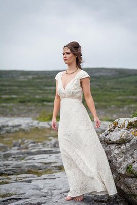 Robe de mariée en dentelle longueur au ras du sol avec manche courte ligne a de col en v