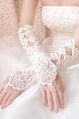 Pétillant satin ourlet de dentelle ivoire élégantes | gants de mariée modestes