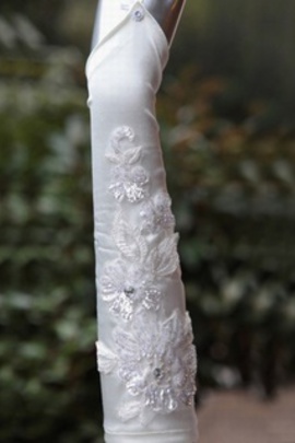 Populaire taffetas avec l'application de luxe gants de mariée blanche