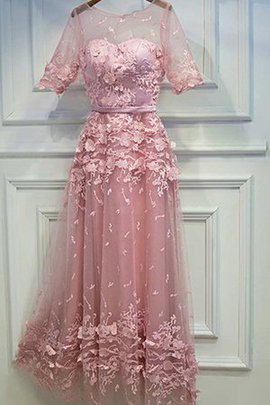 Robe de bal avec ruban textile en tulle avec manche courte ligne a encolure ronde