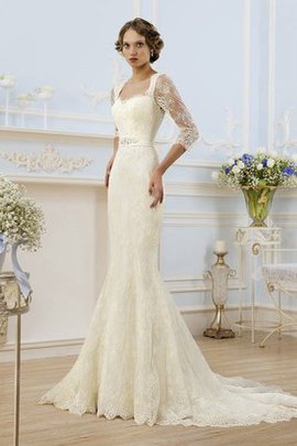 Robe de mariée distinguee en 3/4 manche de fourreau encolure en carré trou de serrure