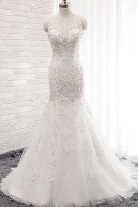 Robe de mariée sage grandiose romantique avec broderie avec décoration dentelle