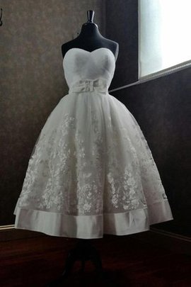 Robe de mariée facile avec nœud arrivée au mollet manche nulle en organza