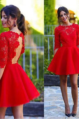 Robe de cocktail bref manche nulle de princesse avec décoration dentelle col u profond