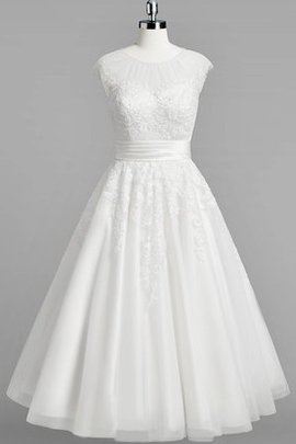 Robe de mariée simple en tulle longueur mollet col ras du cou avec décoration dentelle