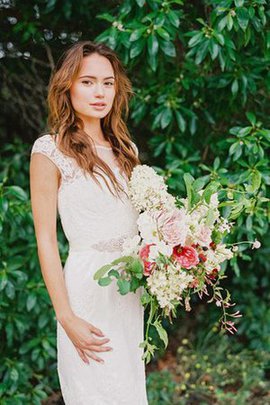 Robe de mariée courte avec perle de fourreau avec décoration dentelle fermeutre eclair