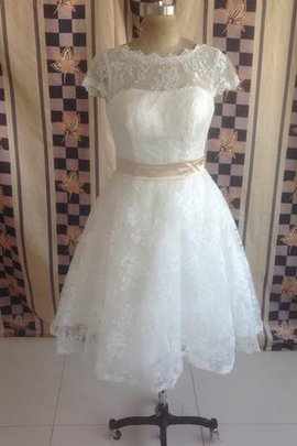 Robe de mariée classique avec manche courte en dentelle avec ruban au niveau de cou